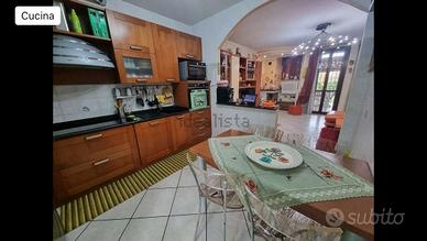 Cucina componibile e marmo nero con elettr.
