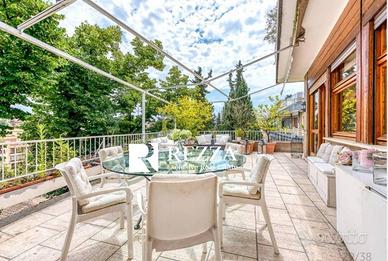 Attico / Mansarda di 390 m² con più di 5 locali a 