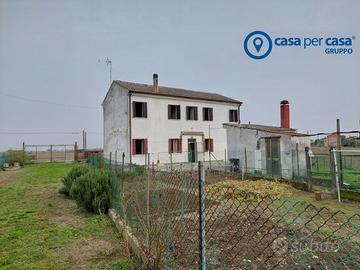 Casa singola con ampio giardino e cantine