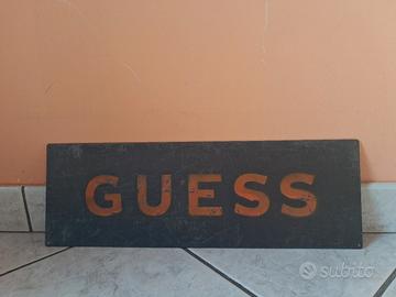 Insegna Guess