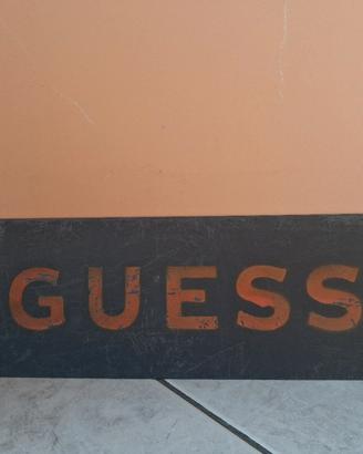 Insegna Guess