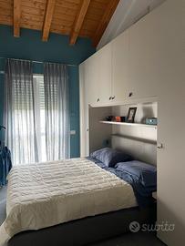 Armadio a ponte e letto matrimoniale contenitore