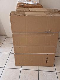 Scatole di cartone medie dimensioni