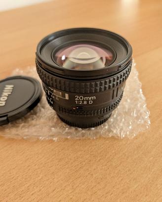 Nikon 20mm f/2.8 NIKKOR AF-D con paraluce HB-4