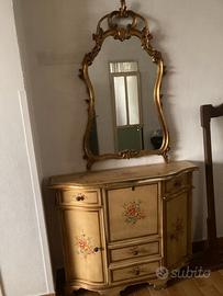 Mobile vintage con specchiera dorata e decorazioni