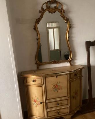 Mobile vintage con specchiera dorata e decorazioni