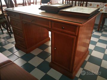 scrivania classica massiccia