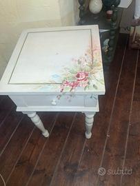 Comodino dipinto a mano.
