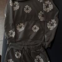 Tuta grigia con fiori modello simile denim tears