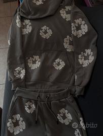 Tuta grigia con fiori modello simile denim tears