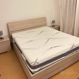Letto matrimoniale con materasso e comodini