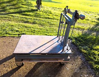 Bilancia bascula industriale d’epoca su ruote