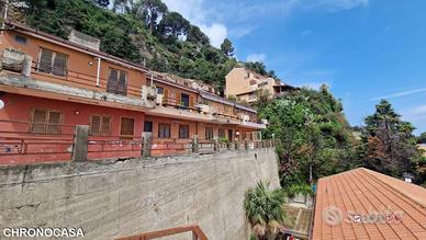 Acqualadrone, bivani ristrutturato con garage di