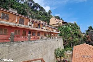 Acqualadrone, bivani ristrutturato con garage di