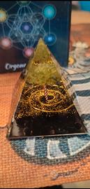 Piramide orgonite simbolo albero vita foglie
giada