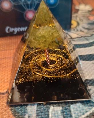 Piramide orgonite simbolo albero vita foglie
giada