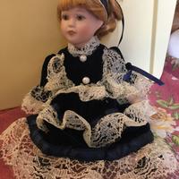 Bambola TUTTA porcellana cm.23 in vest velluto blu