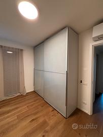 Armadio 2 ante in vetro satinato 233x258 cm