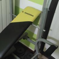 Panca con bilanciere e pesi 