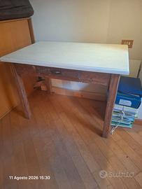 Tavolo in legno massello con cassetto