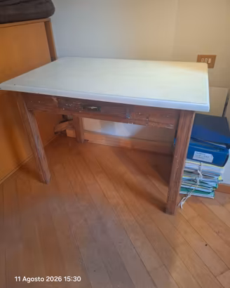 Tavolo in legno massello con cassetto