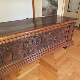 cassapanca in legno di noce lavorata