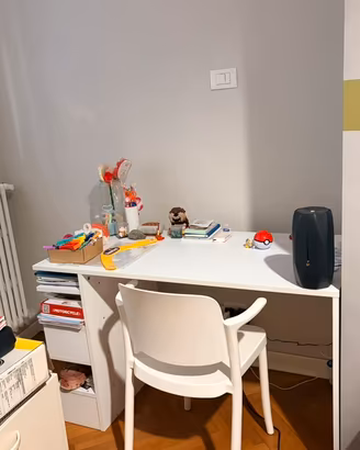 Scrivania per bambini con libreria laterale