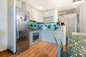 Luminoso e rifinito quadrivano con ascensore