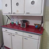 credenza retro' bianca e rossa di legno