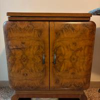 Mobile antico con macchina da cucire interna