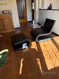 Poltrona Snake di Poliform con pouf