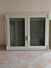 Finestra alluminio bianca vetro satinato