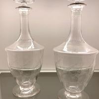 Due antichi decanter da tavola in cristallo