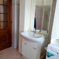 Arredo bagno con lavabo specchio luci e colonna