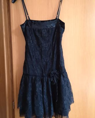 vestito con spalline di pizzo nero