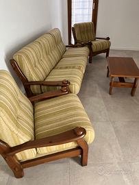 Divano con poltrone e tavolino