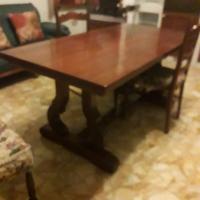 tavolo con sedie e angogliera 