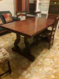 tavolo con sedie e angogliera 