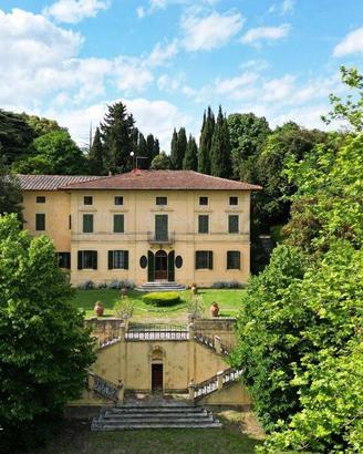 Villa di 804 m² con box auto a Siena
