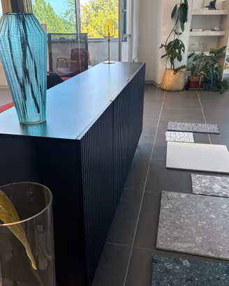 Madia in laminato nero