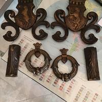 Stemmi in legno e metallo