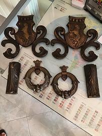 Stemmi in legno e metallo