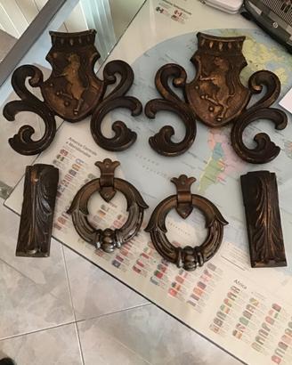 Stemmi in legno e metallo