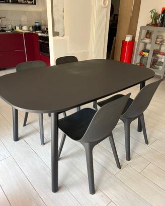 Tavolo ovale Ikea Vedbo e sedie Odger grigio scuro
