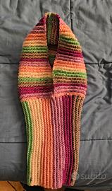 sciarpa con cappuccio lavorato a mano