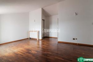 TRILOCALE ALL'ULTIMO PIANO CON TERRAZZINO E BOX