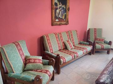 Divano più due poltrone in legno massello