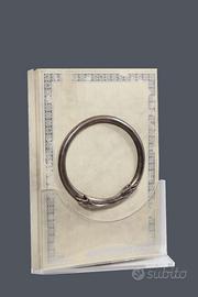 LIbro Imago Christi su piedistallo in plexiglas