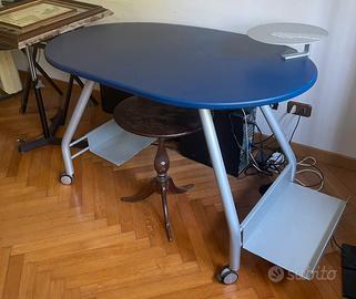 Scrivania Porta PC Ergonomica con Ruote e Ripiani