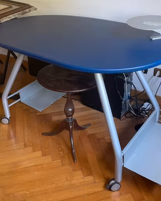 Scrivania Porta PC Ergonomica con Ruote e Ripiani